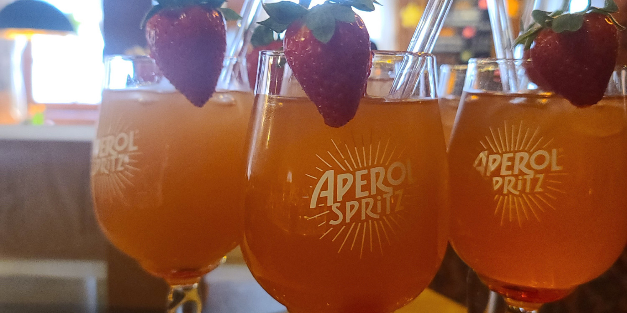 Spritz Zeit, viele Aperol Spritz auf einem Tablett an der Theke im Schaukelpferd in Baiersbronn
