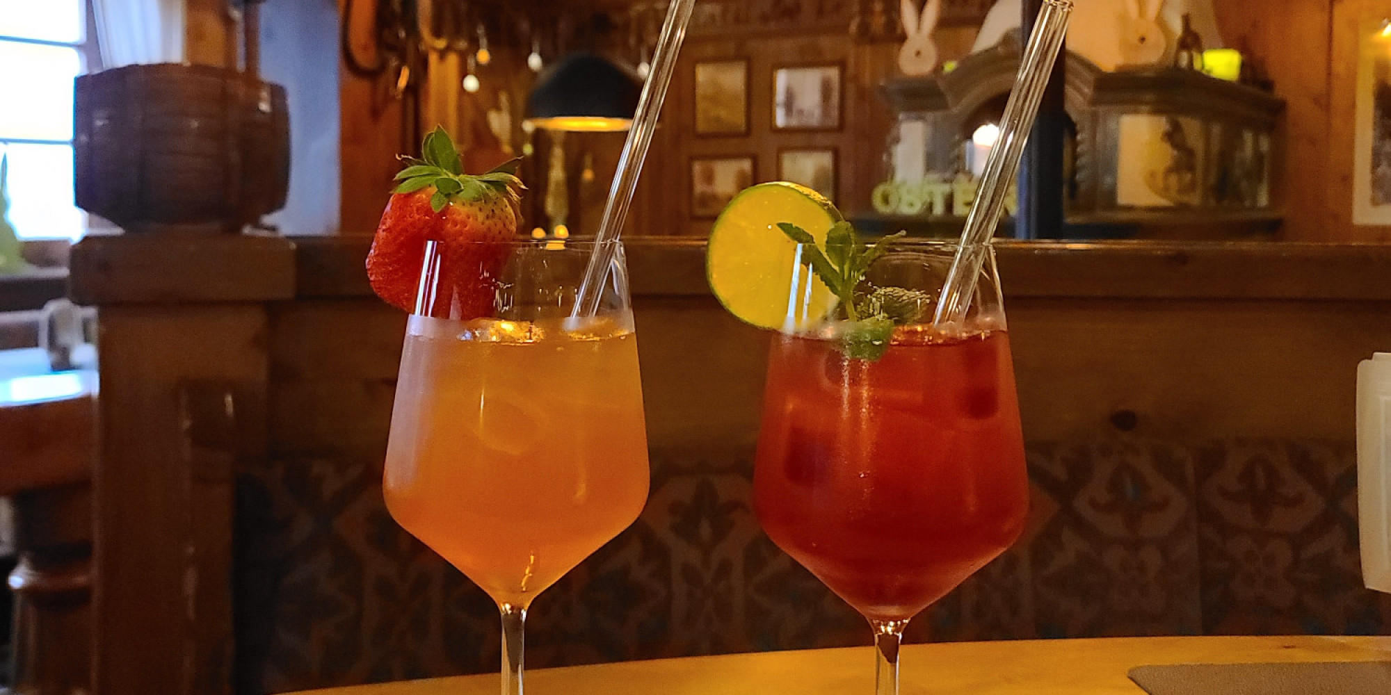 Aperol Spritz und Sarti Spritz auf der Theke im Schaukelpferd in Baiersbronn