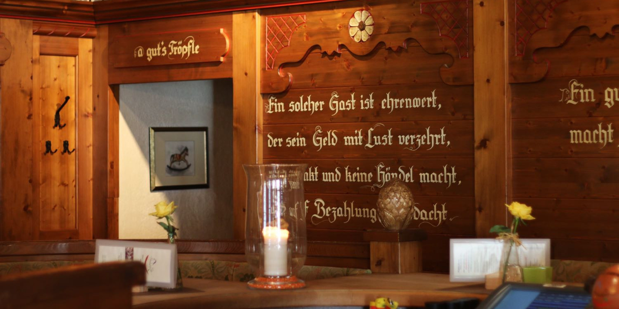 geschriebene Sprüche an alter Holzverkleidung hinter Gemütlichen Sitzbänken